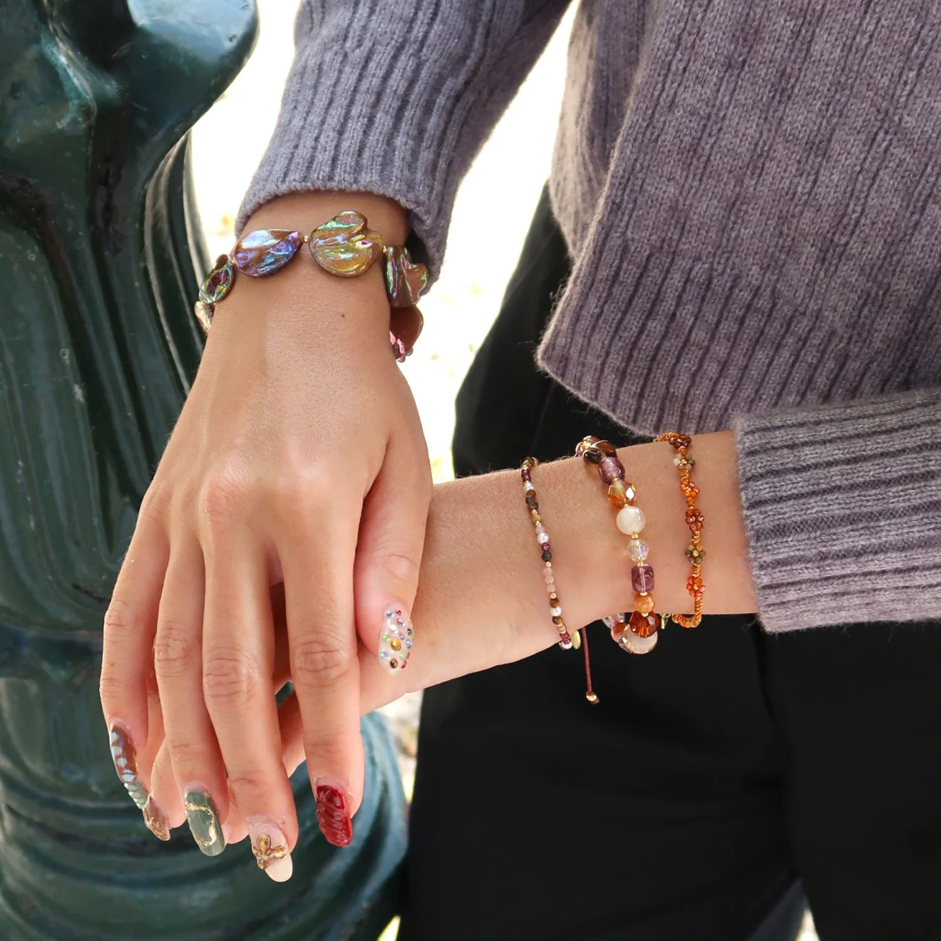 Armband van bruin koord met kralenbloemen - Image 3
