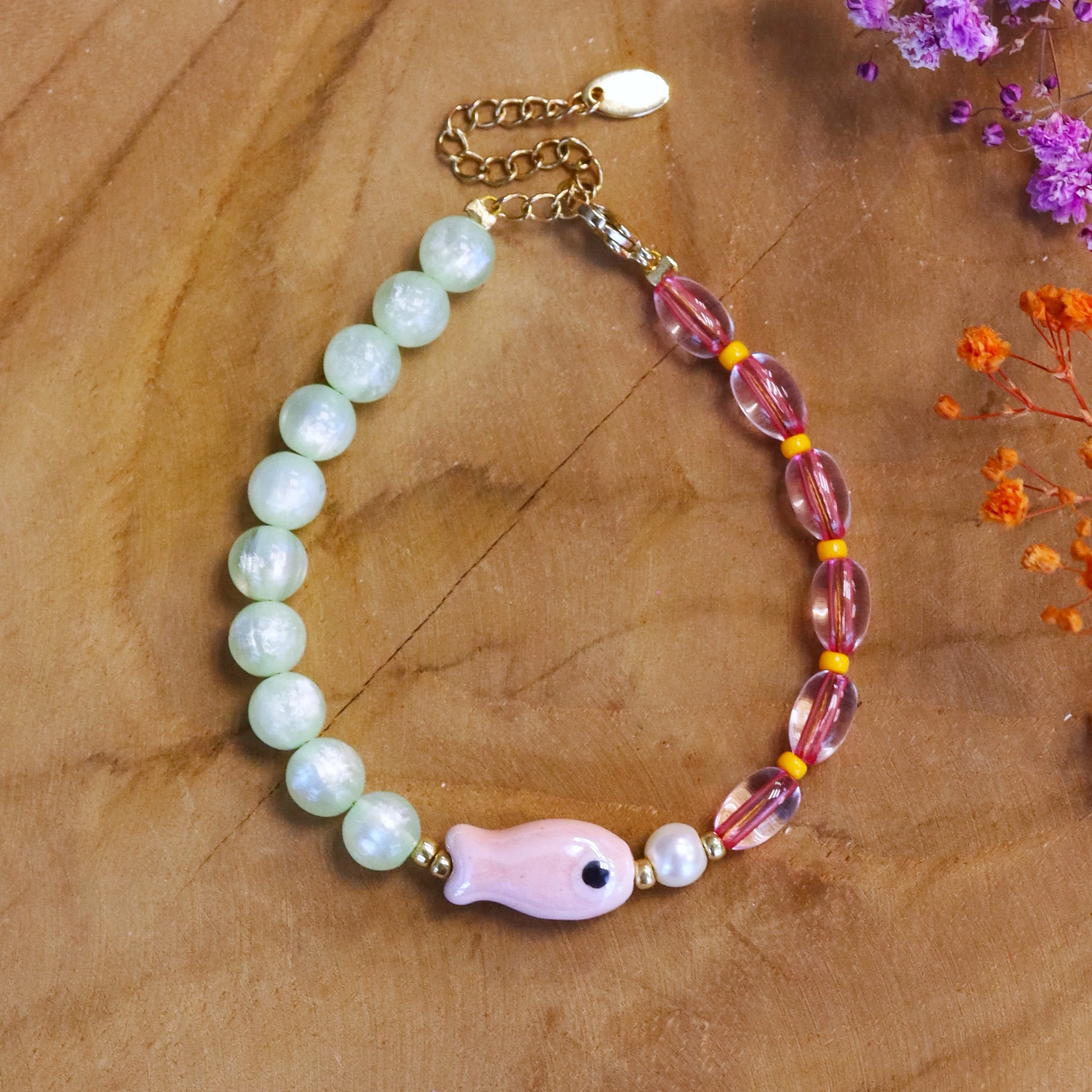 Armband met keramieken vis groen-roze
