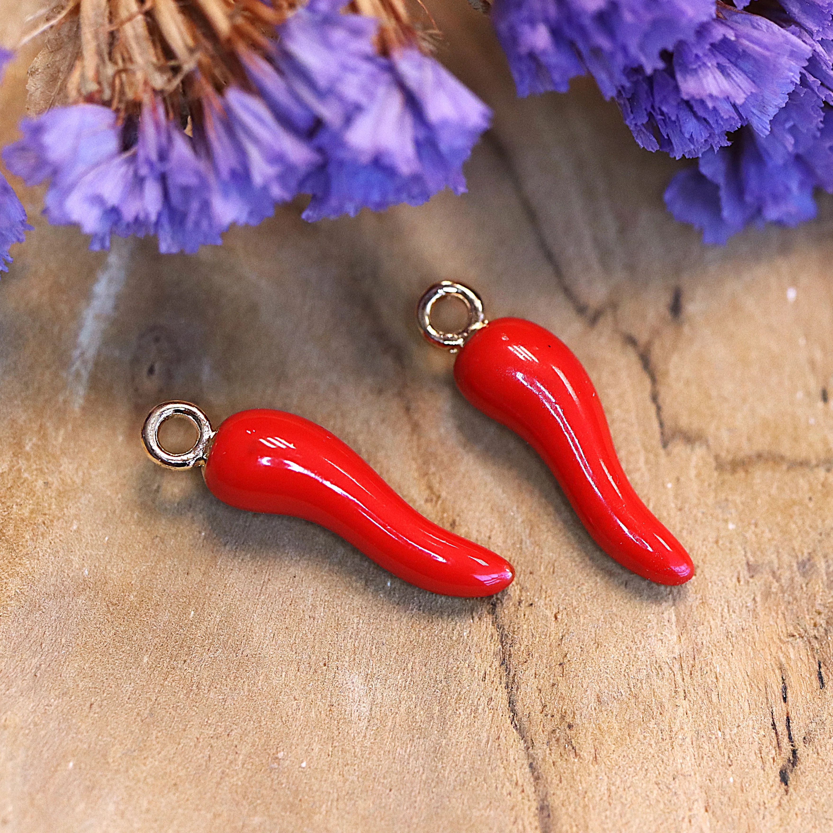 Enamel bedel - rode chilipeper goud