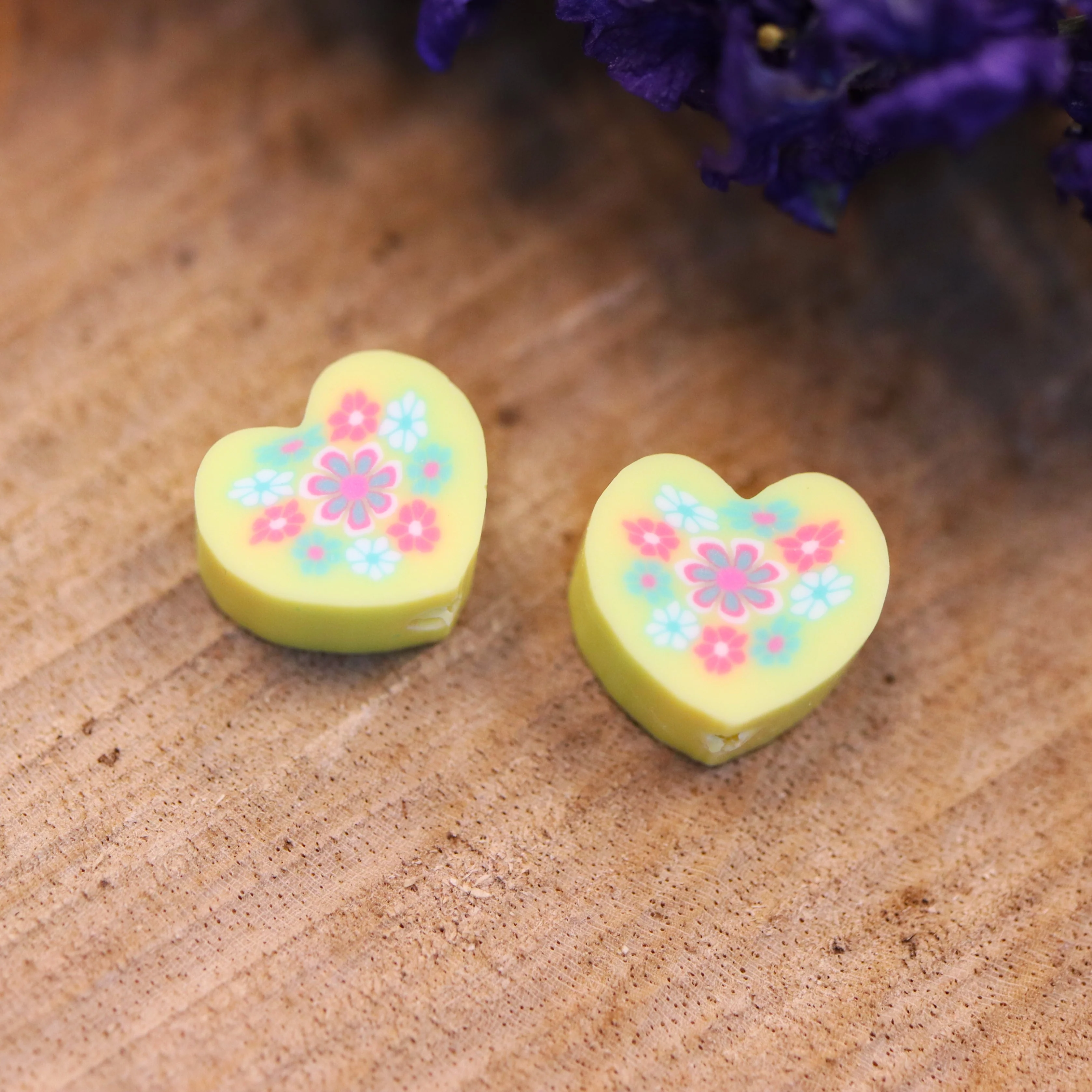 Polymeer geel hart met bloemen